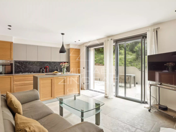 Intérieur d'une bastide rénovée avec cuisine moderne et salon lumineux.