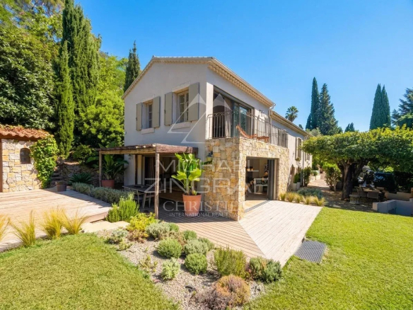 Bastide rénovée avec jardin et terrasse à Pégomas, près de Cannes.