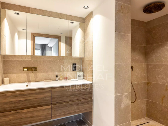 Salle de bain moderne avec douche et meuble en bois