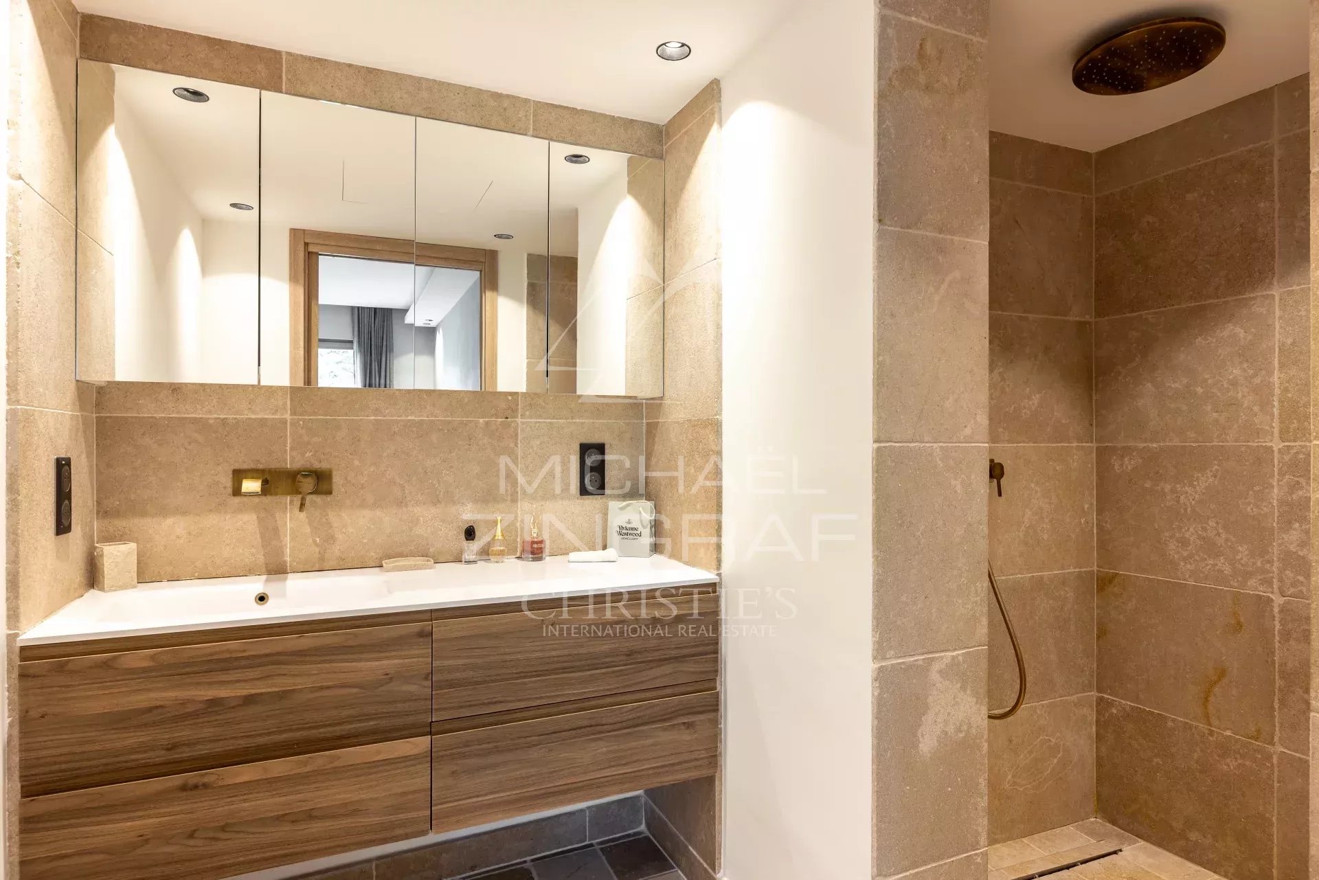 Salle de bain moderne avec douche et meuble en bois