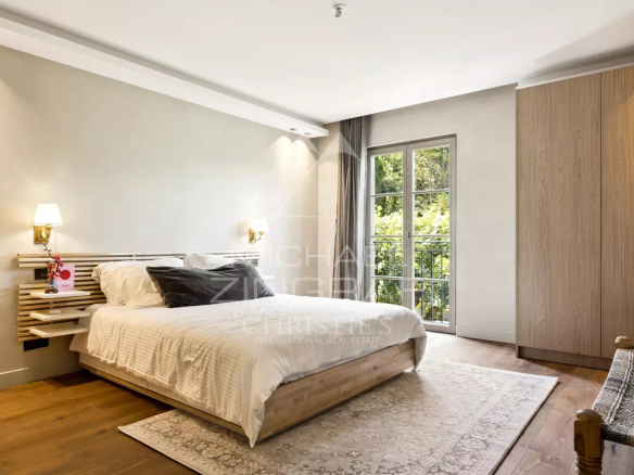 Chambre d'une bastide rénovée avec lit double et accès à l'extérieur.