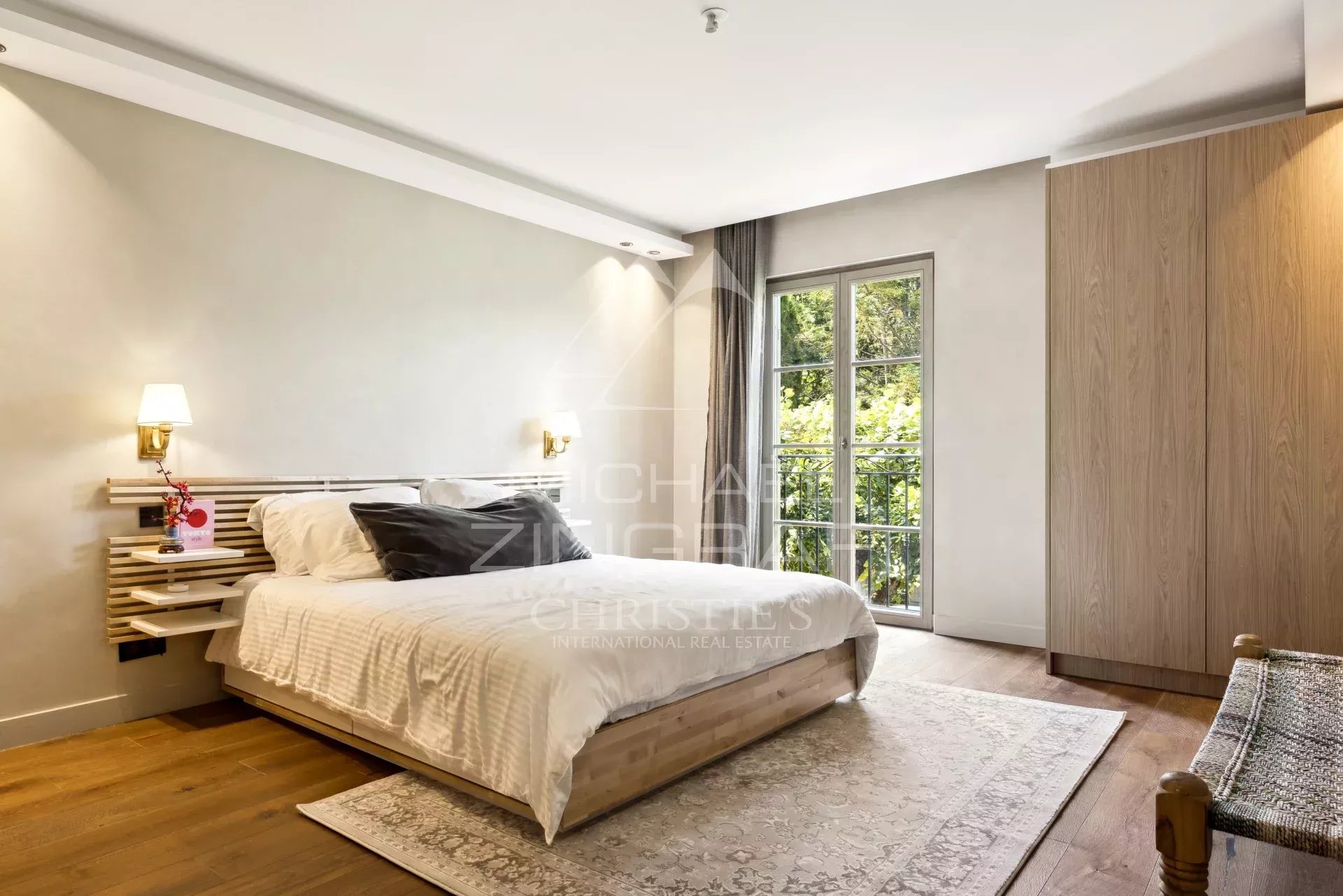 Chambre d'une bastide rénovée avec lit double et accès à l'extérieur.