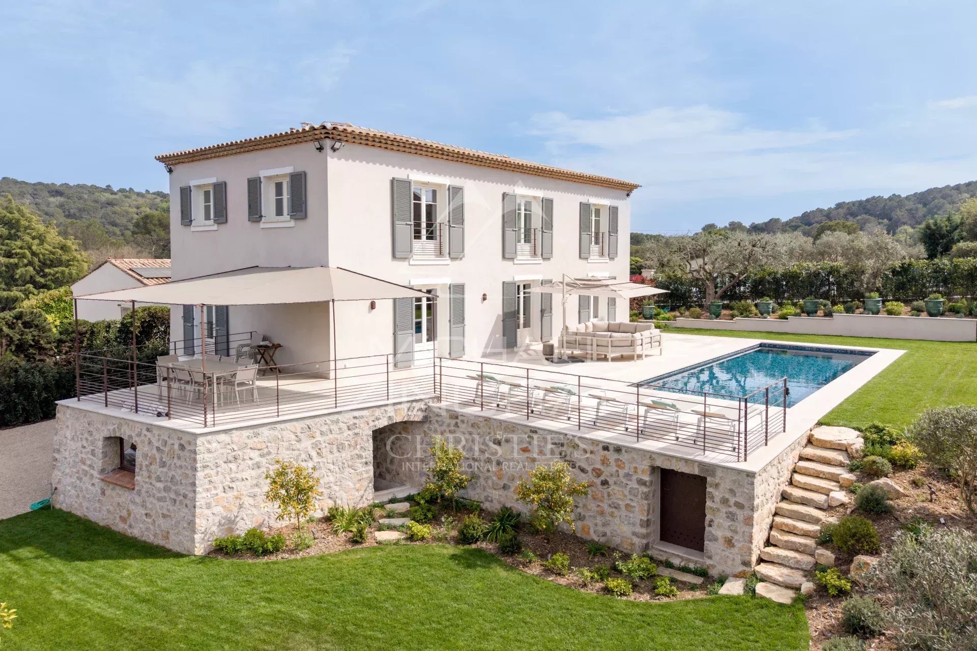 Renovated villa in Mougins Renovated villa with swimming pool and garden in a gated community in Mougins.