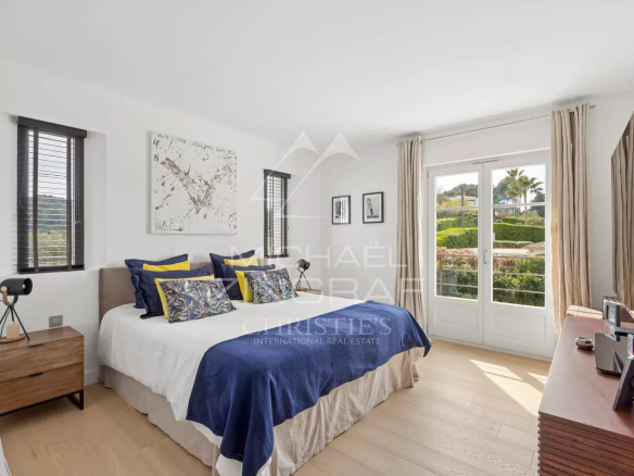 Room in a renovated villa with garden view in Mougins.