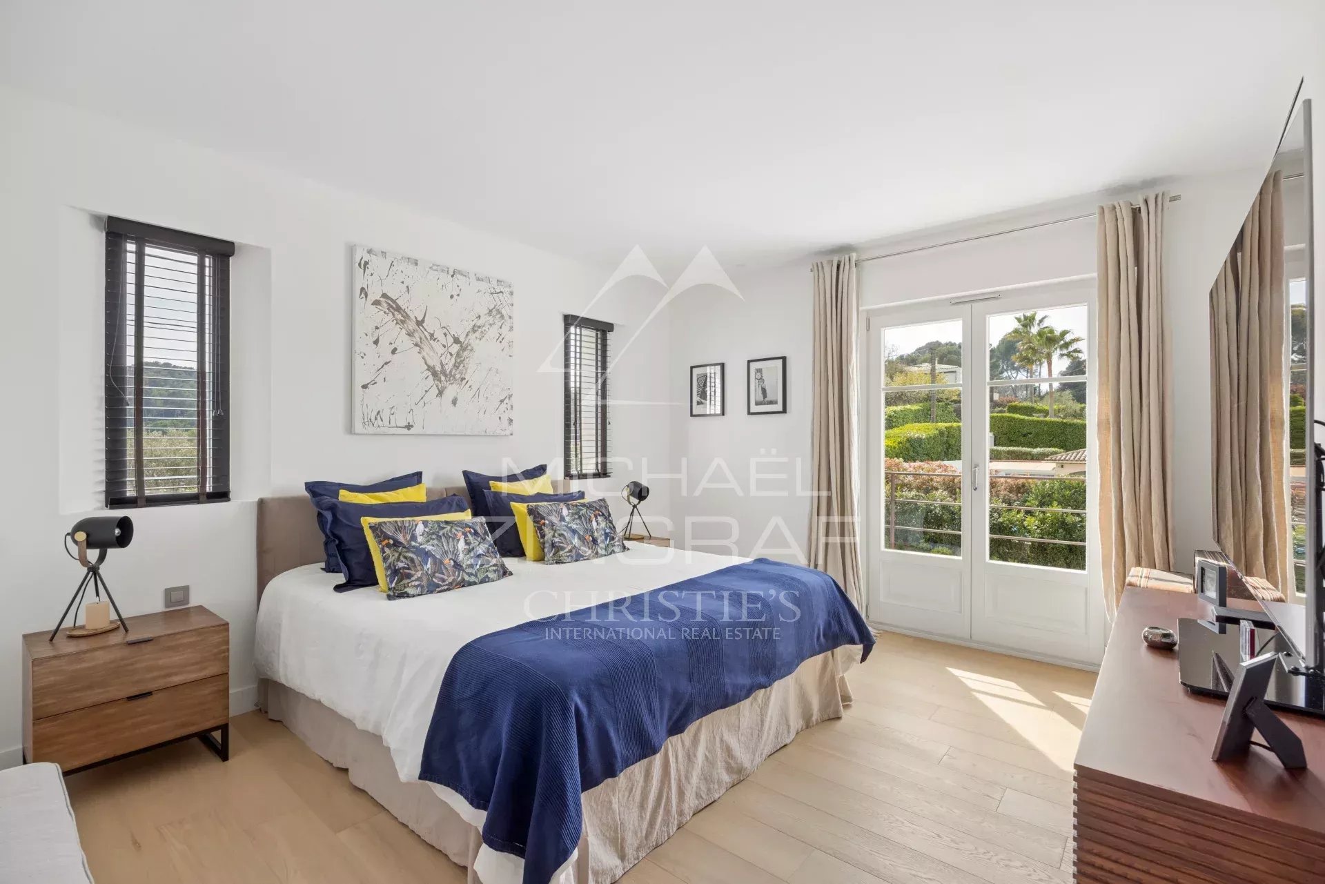 Renovated villa room in Mougins Room in a renovated villa with garden view in Mougins.