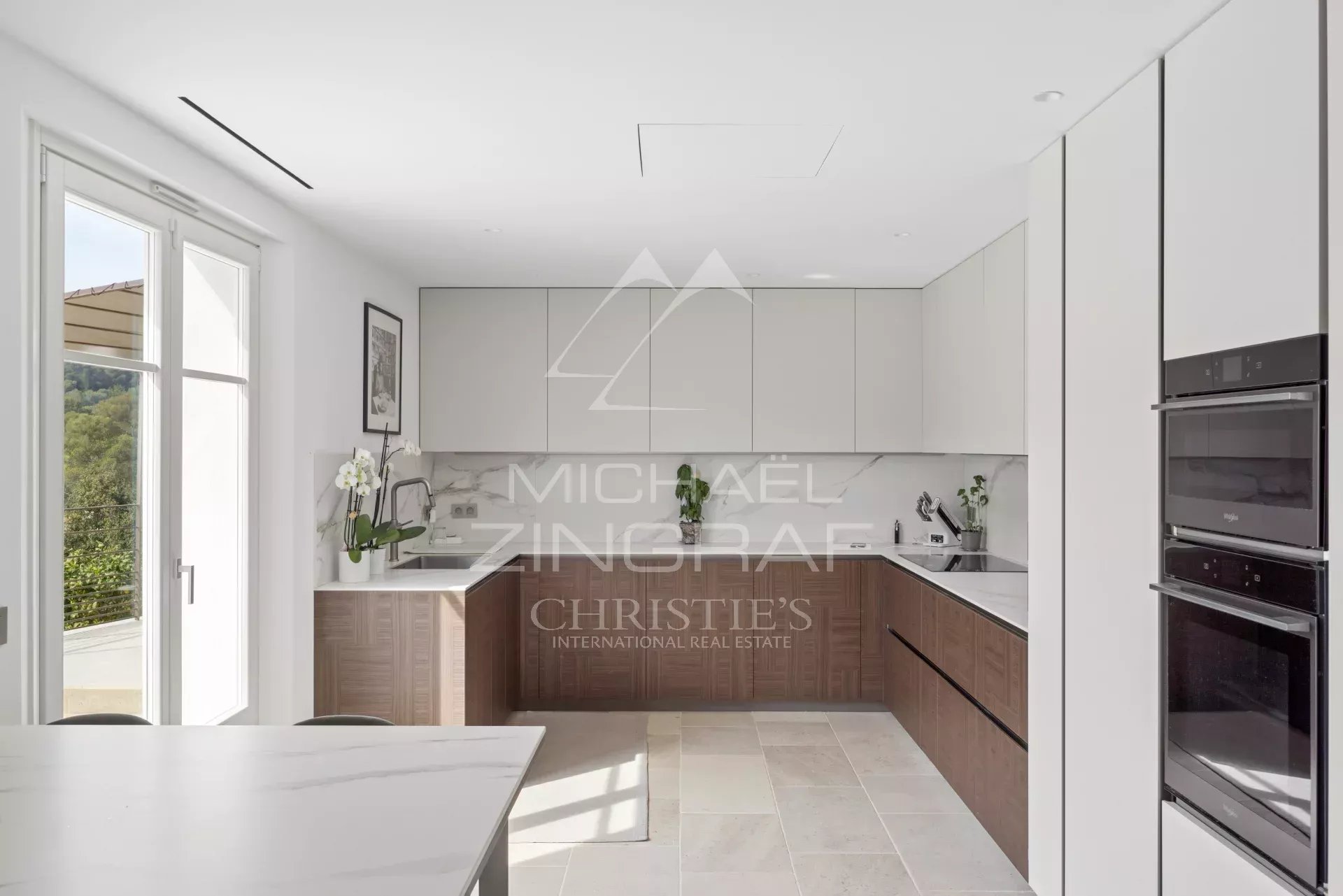 Kitchen of a renovated villa in Mougins Modern and bright kitchen in a renovated villa in Mougins, with wooden and white elements.