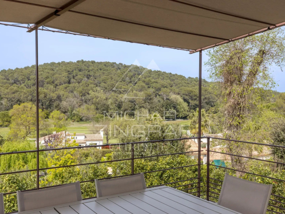 Terrace of a renovated villa with views of nature in Mougins.