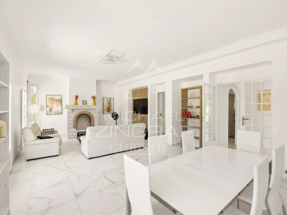 Intérieur d'une villa à Mougins avec salon lumineux et salle à manger.