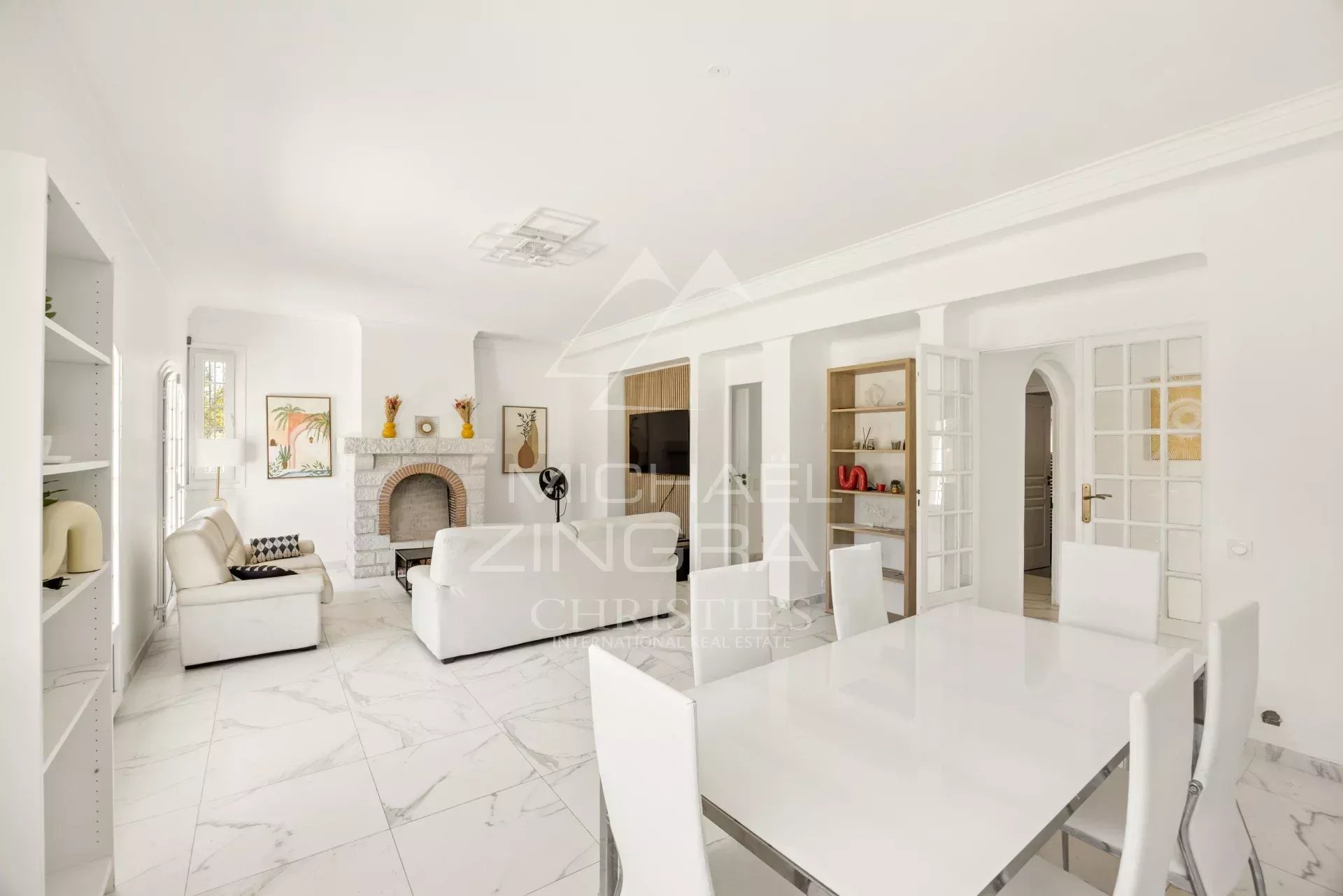 Intérieur d’une villa familiale à Mougins Intérieur d'une villa à Mougins avec salon lumineux et salle à manger.