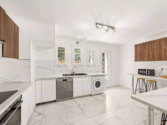 Cuisine moderne et lumineuse dans une villa familiale à Mougins.