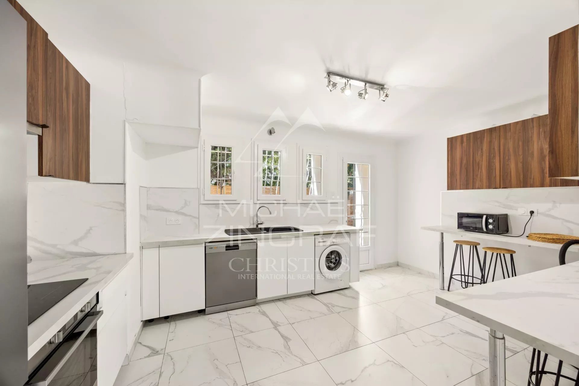 Cuisine d’une villa à Mougins Cuisine moderne et lumineuse dans une villa familiale à Mougins.