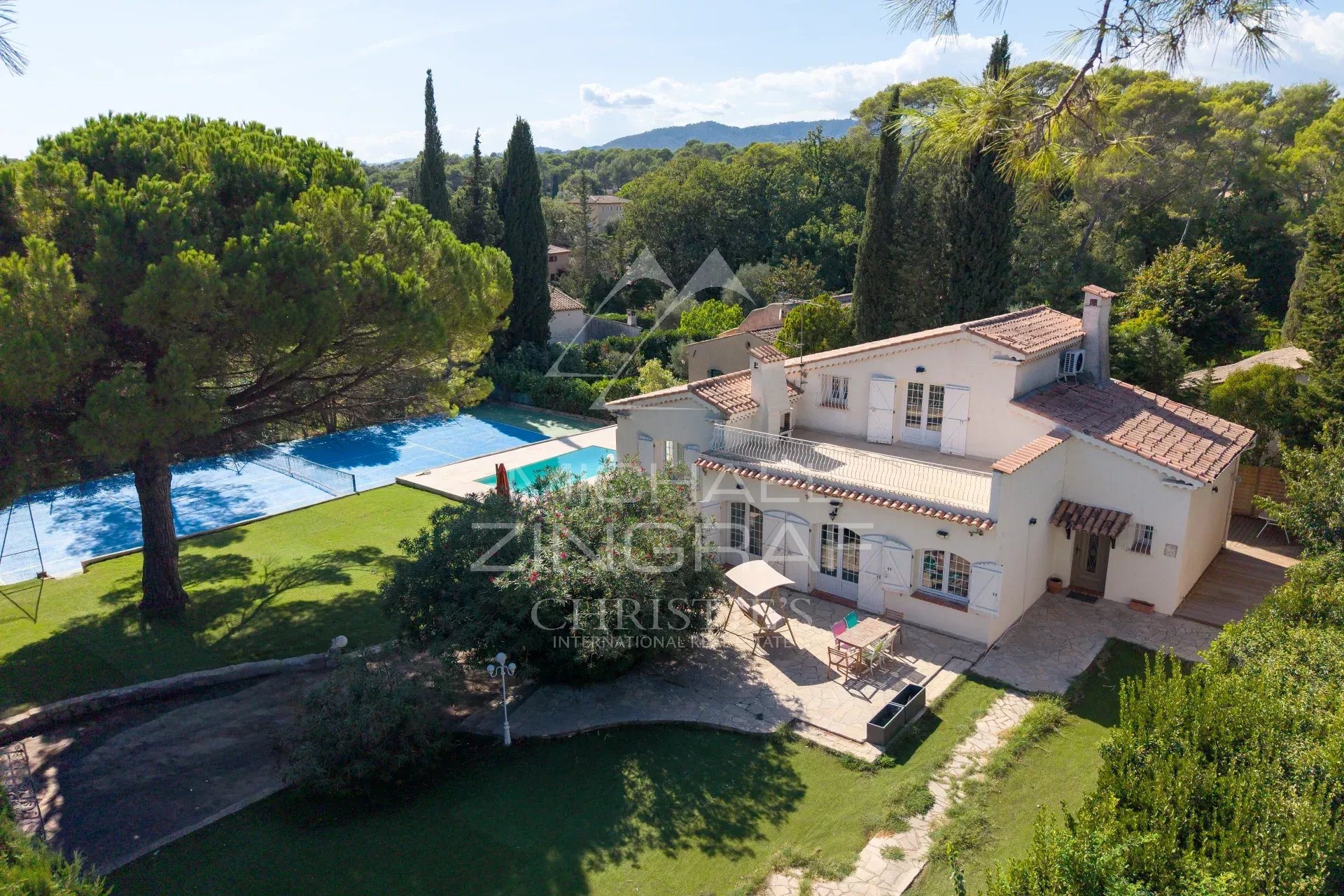 Villa familiale à Mougins Vue aérienne d'une villa familiale avec piscine et court de tennis à Mougins.