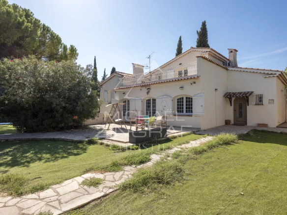 Villa familiale avec piscine et court de tennis à Mougins, entourée de verdure.