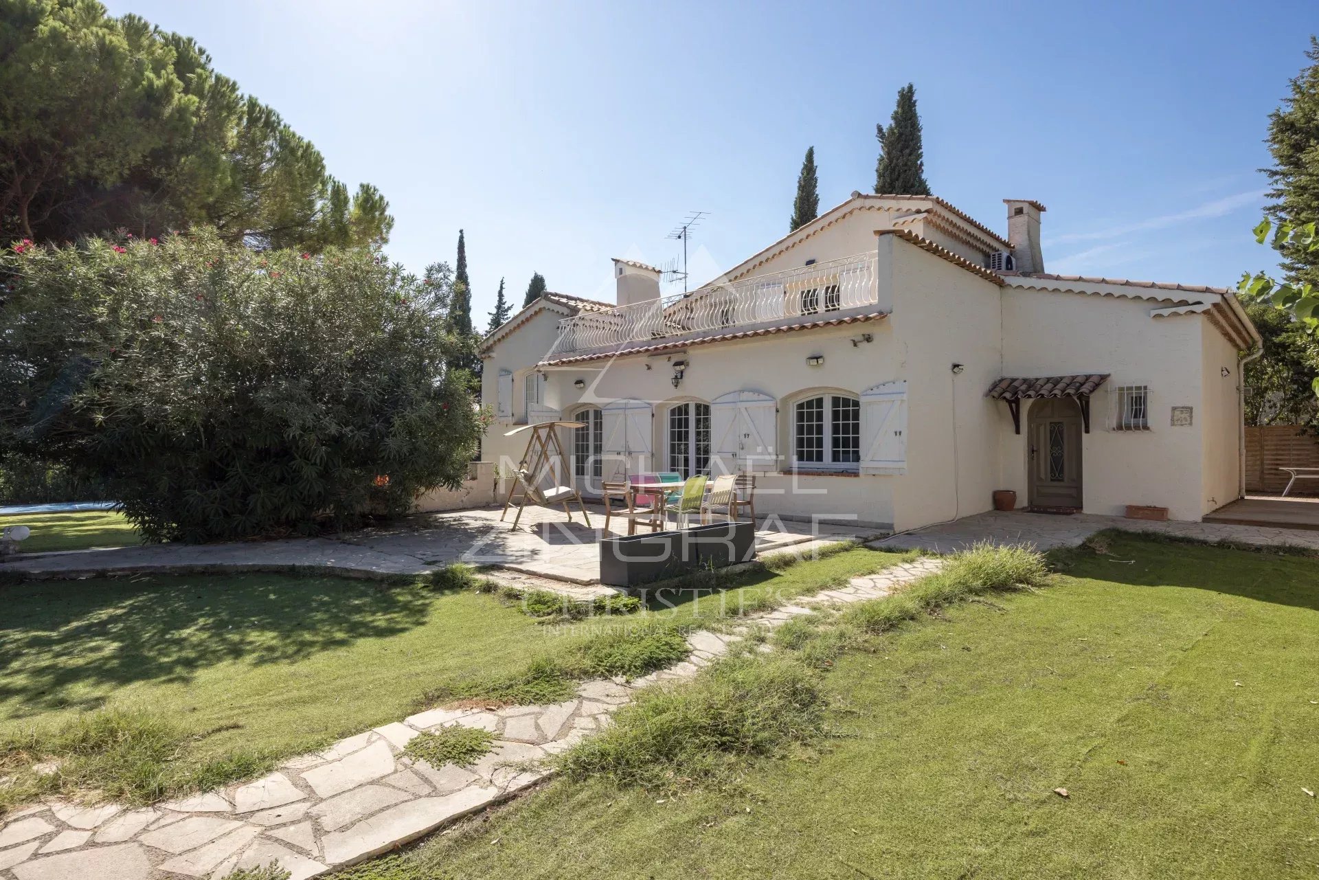Villa familiale à Mougins Villa familiale avec piscine et court de tennis à Mougins, entourée de verdure.