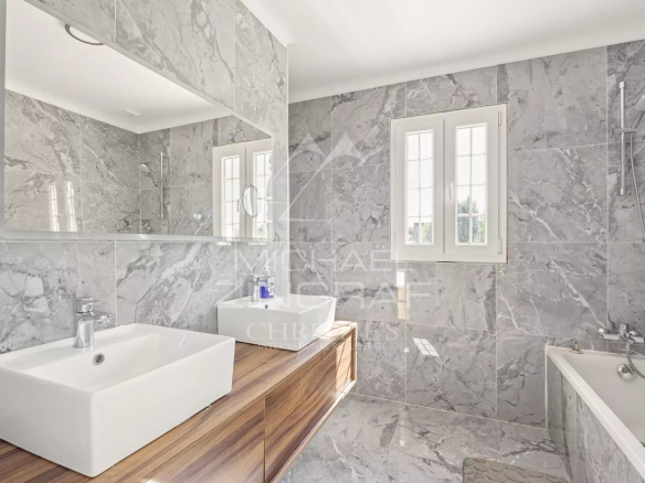 Salle de bain moderne avec carrelage en marbre et baignoire