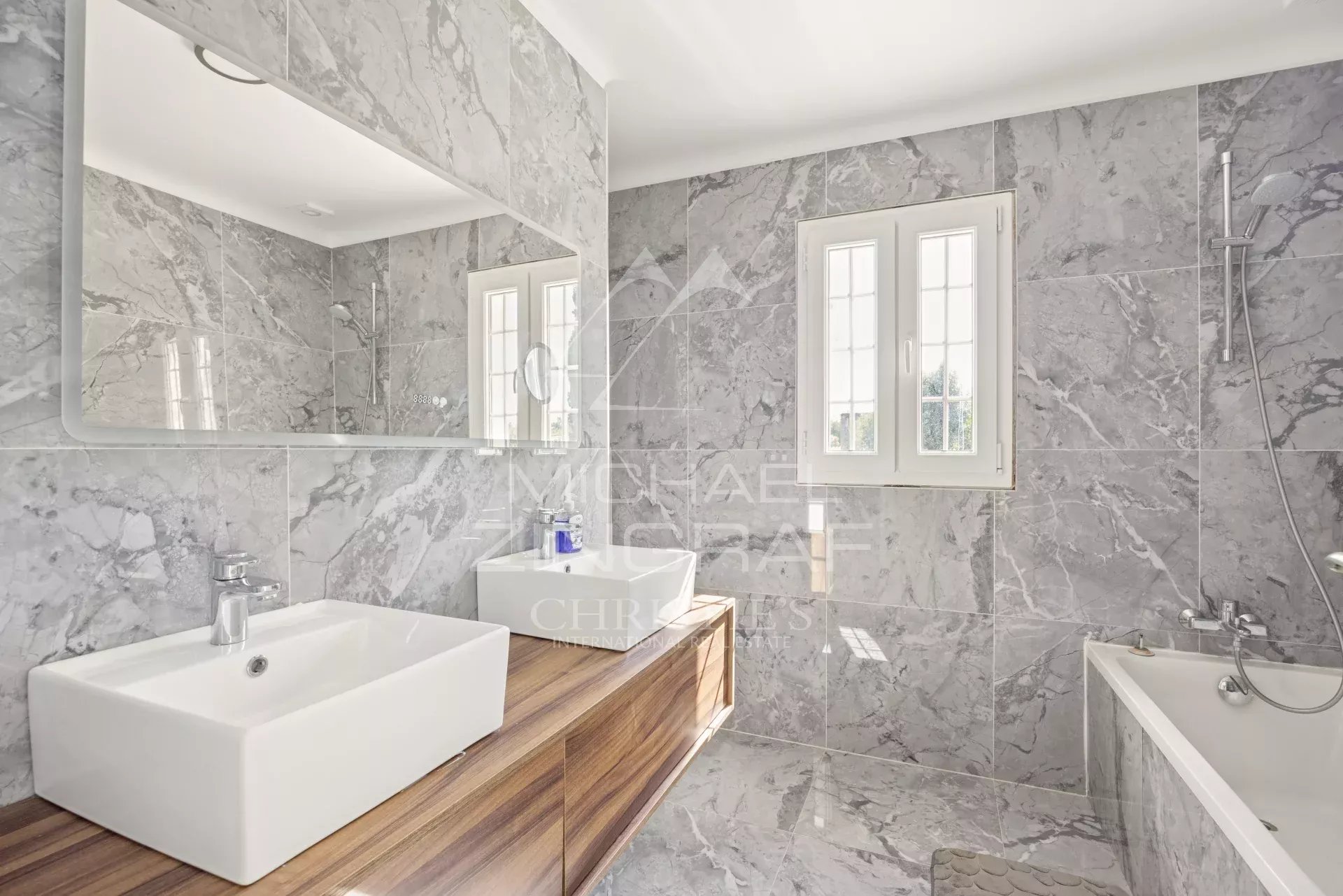 Salle de bain de la villa à Mougins Salle de bain moderne avec carrelage en marbre et baignoire