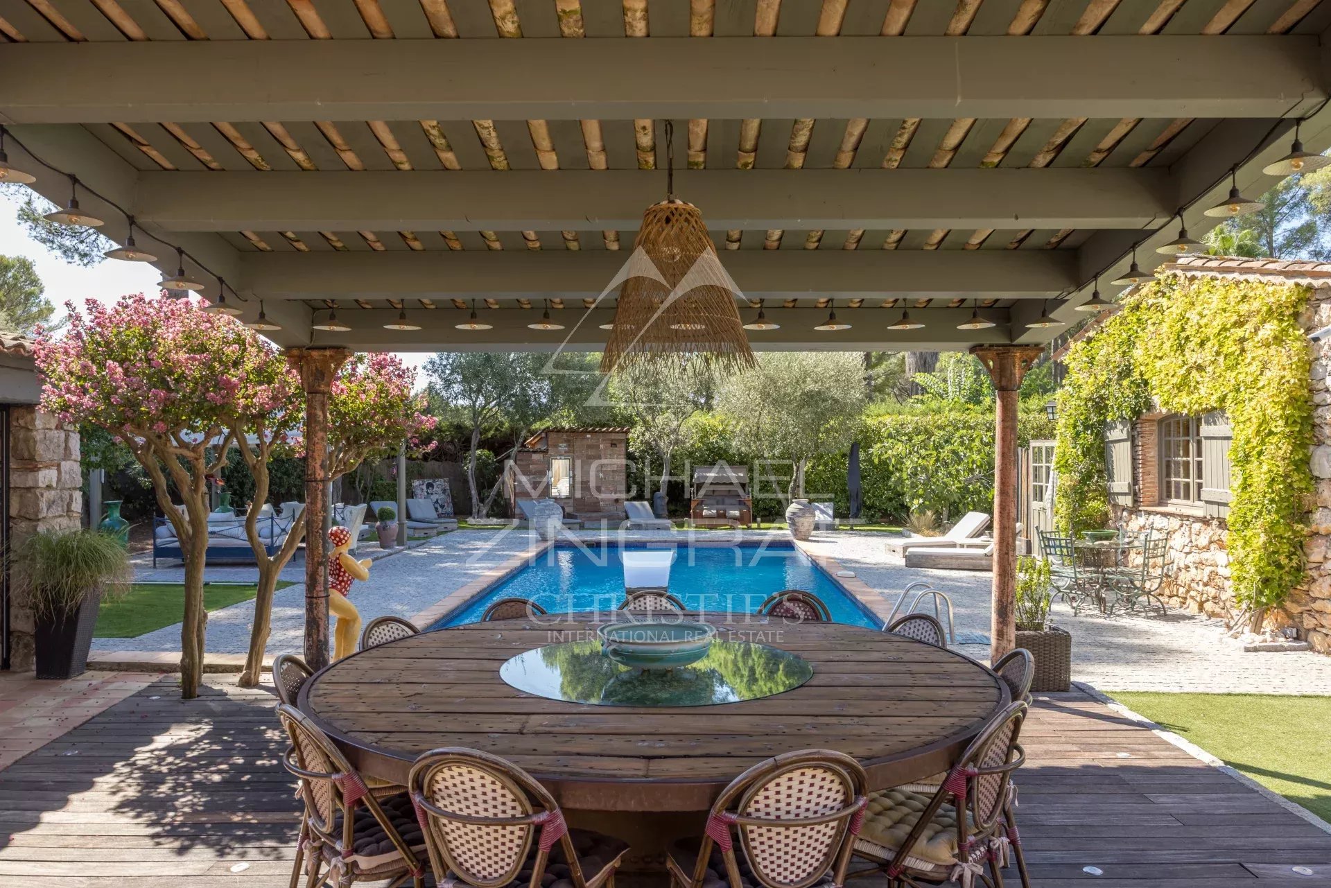 Terrasse et piscine à Mouans-Sartoux Terrasse couverte avec table en bois et piscine à Mouans-Sartoux.