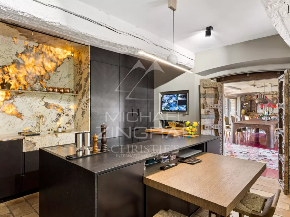 Cuisine moderne avec un bar et un écran, dans une propriété familiale rénovée à Mouans-Sartoux.