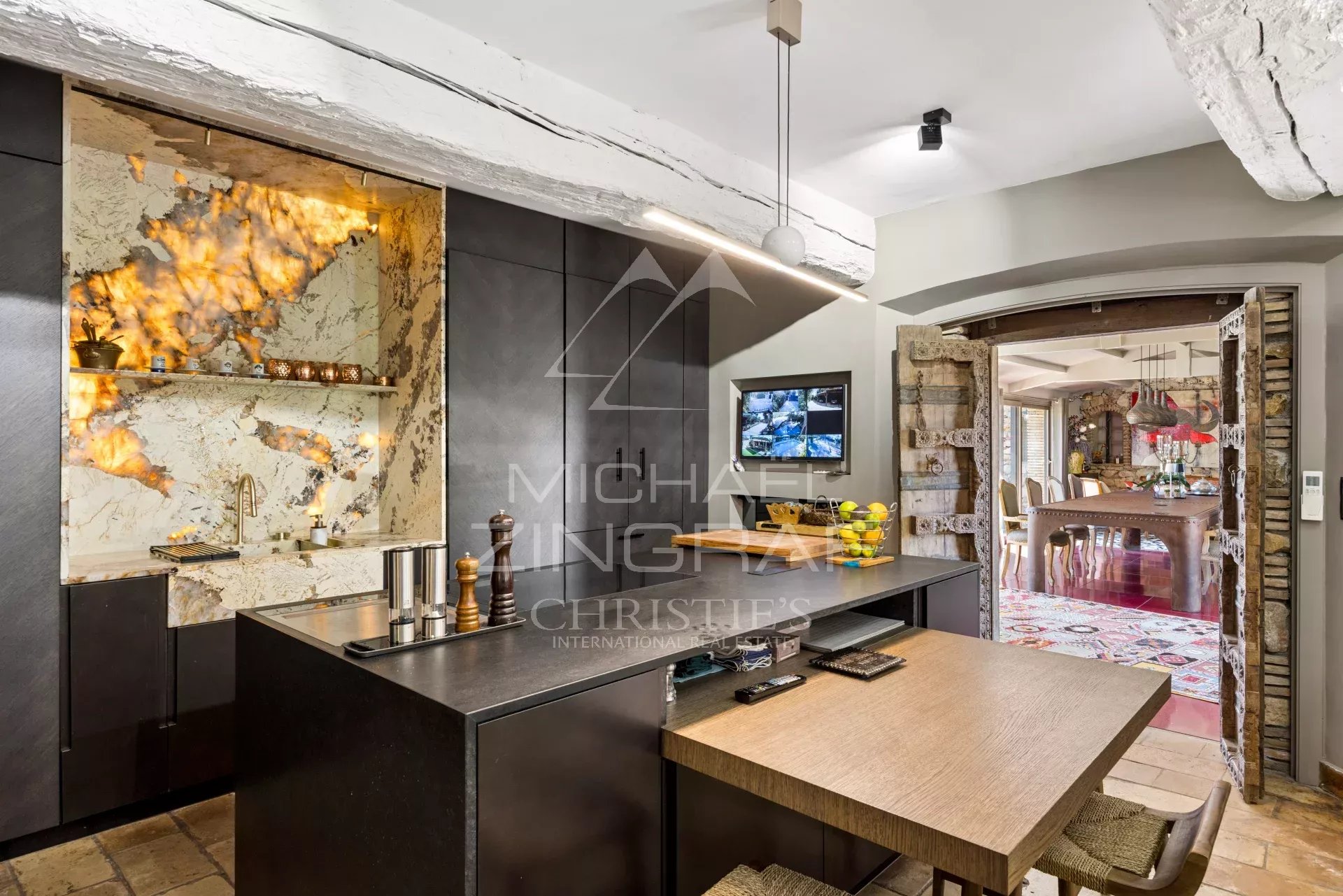 Cuisine moderne à Mouans-Sartoux Cuisine moderne avec un bar et un écran, dans une propriété familiale rénovée à Mouans-Sartoux.