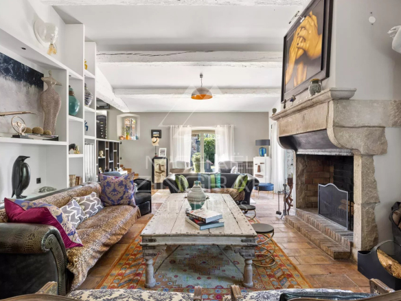 Intérieur d'une propriété familiale rénovée à Mouans-Sartoux, avec un salon spacieux et une cheminée.