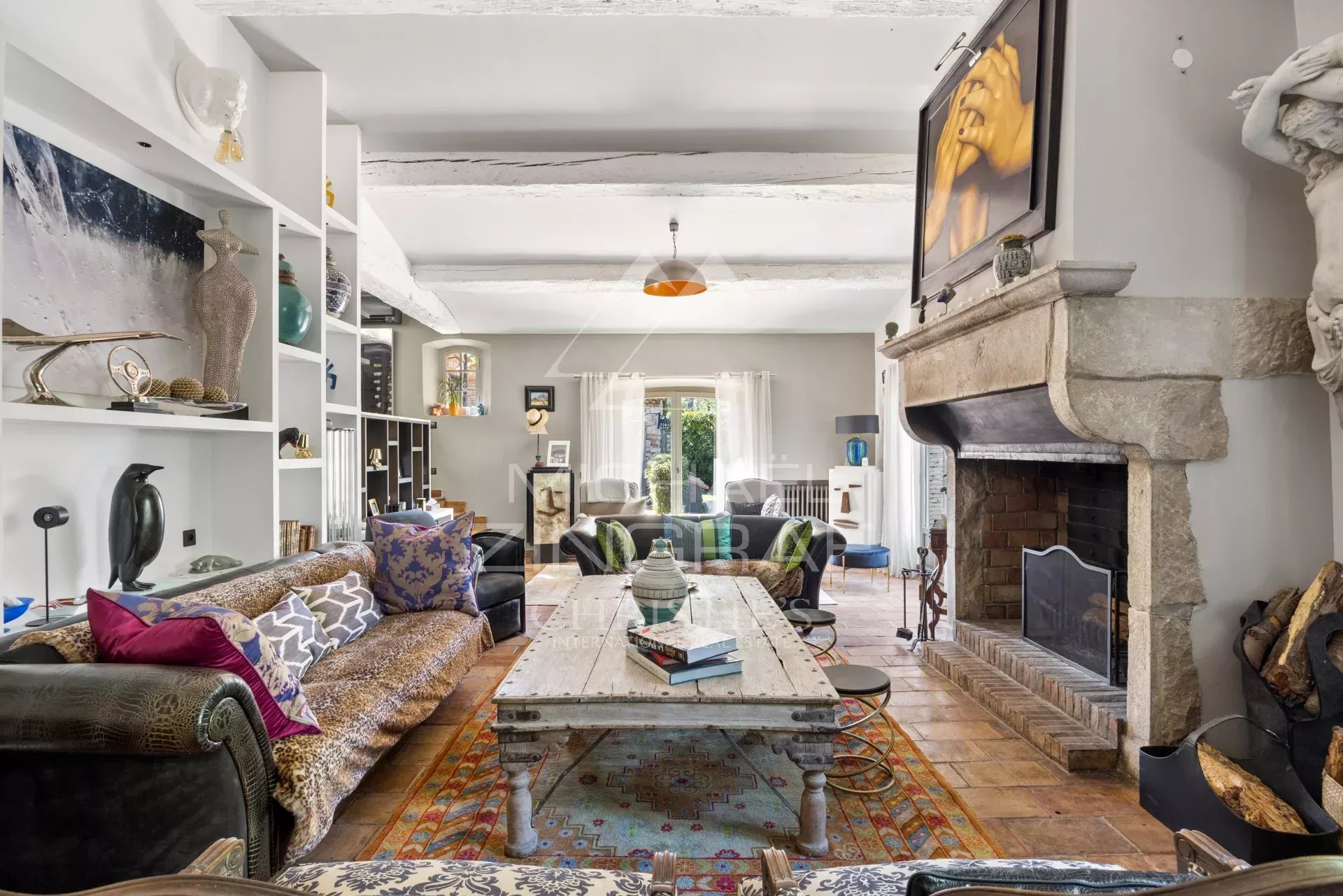 Intérieur d’une propriété à Mouans-Sartoux Intérieur d'une propriété familiale rénovée à Mouans-Sartoux, avec un salon spacieux et une cheminée.