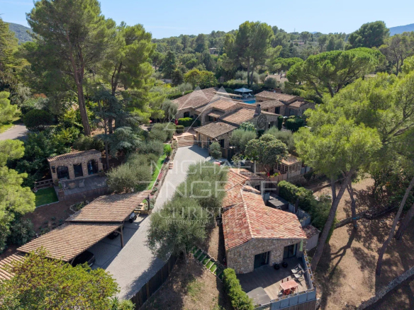 Vue aérienne d'une propriété familiale rénovée à Mouans-Sartoux avec plusieurs dépendances et espaces verts.