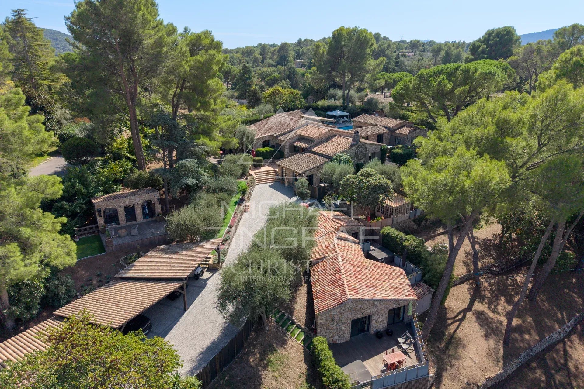 Propriété familiale à Mouans-Sartoux Vue aérienne d'une propriété familiale rénovée à Mouans-Sartoux avec plusieurs dépendances et espaces verts.