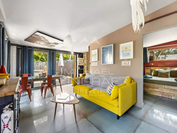 Intérieur d'une propriété familiale à Mouans-Sartoux avec un salon moderne et une décoration colorée.