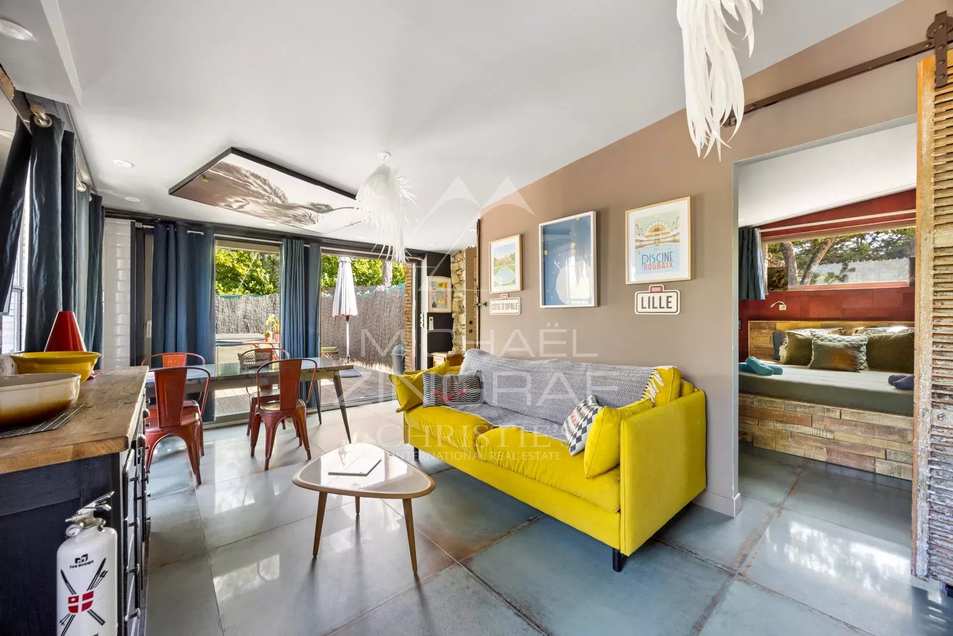 Intérieur d’une propriété à Mouans-Sartoux Intérieur d'une propriété familiale à Mouans-Sartoux avec un salon moderne et une décoration colorée.