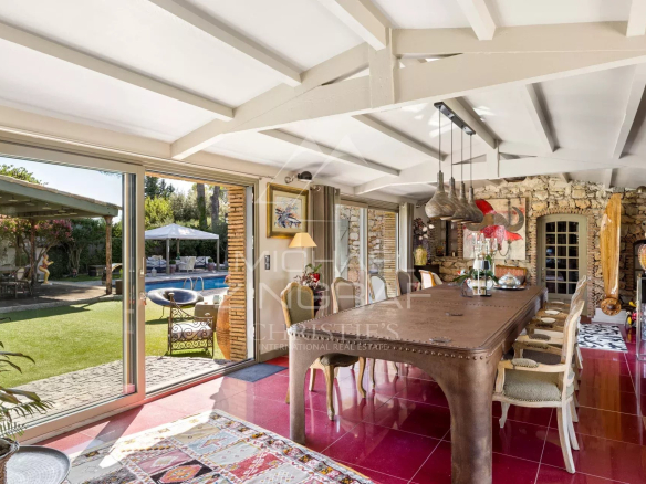 Intérieur d'une propriété rénovée à Mouans-Sartoux avec salle à manger et vue sur le jardin.