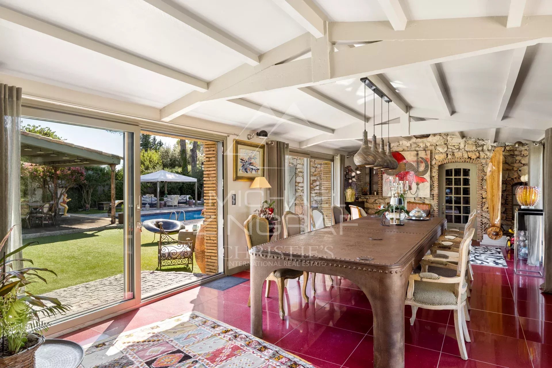 Intérieur d’une propriété familiale à Mouans-Sartoux Intérieur d'une propriété rénovée à Mouans-Sartoux avec salle à manger et vue sur le jardin.
