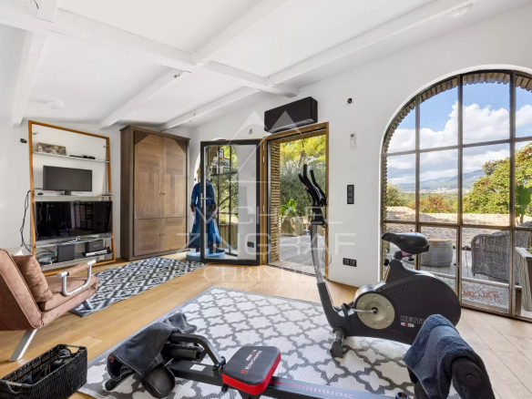 Intérieur d'une propriété rénovée à Mouans-Sartoux avec espace de vie lumineux et équipements de fitness.