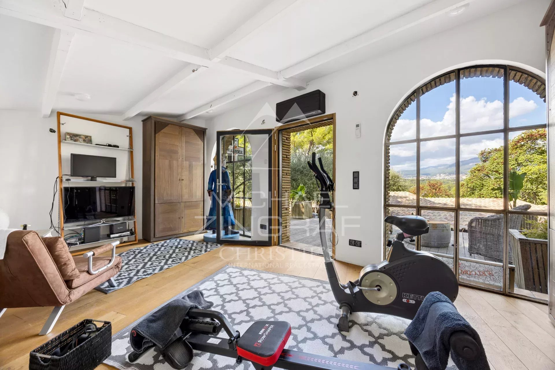 Intérieur d’une propriété familiale à Mouans-Sartoux Intérieur d'une propriété rénovée à Mouans-Sartoux avec espace de vie lumineux et équipements de fitness.