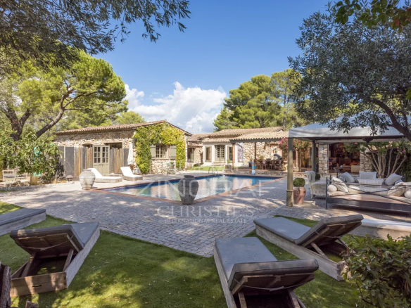 Propriété rénovée à Mouans-Sartoux avec piscine et dépendances dans un cadre verdoyant.