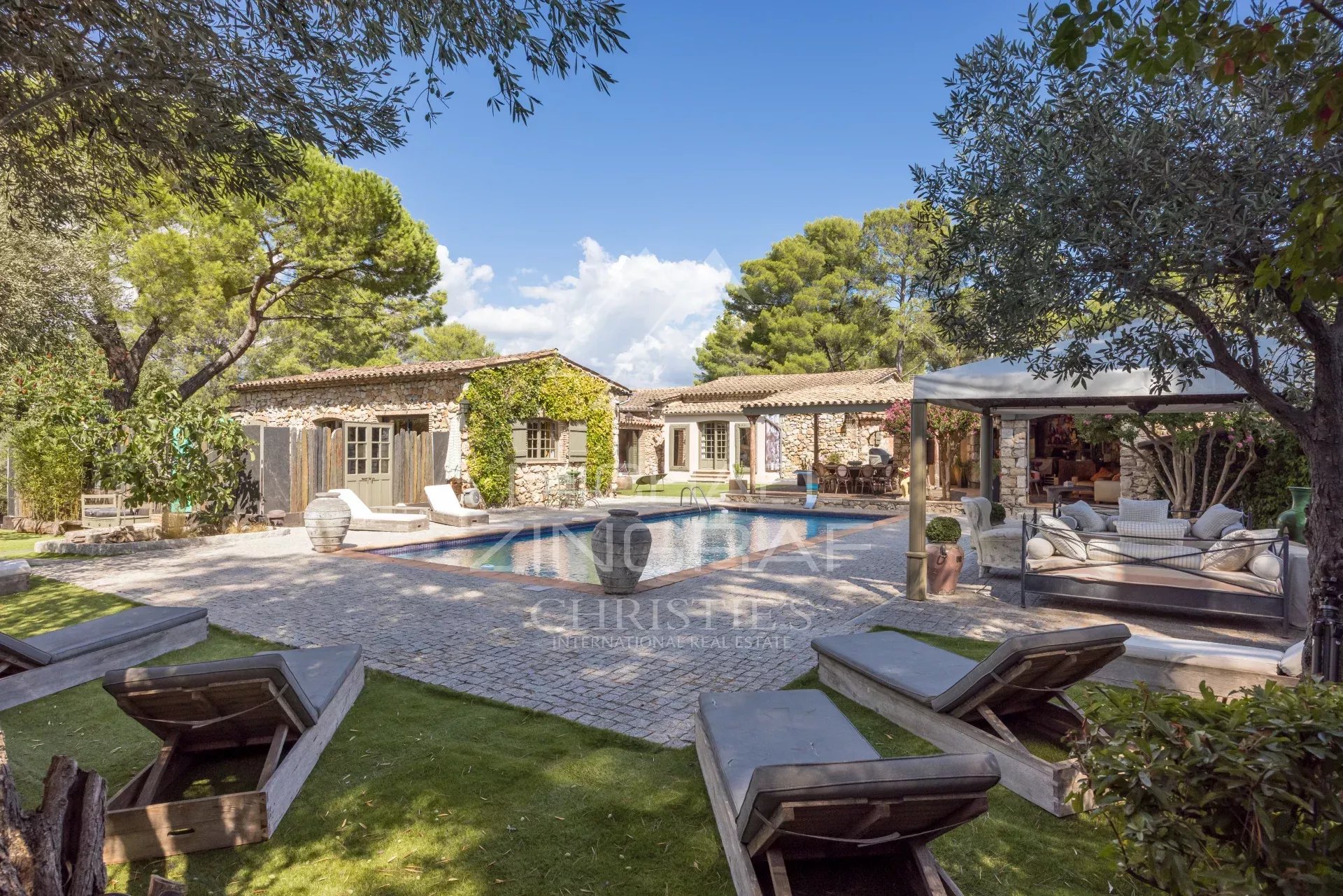 Propriété familiale à Mouans-Sartoux Propriété rénovée à Mouans-Sartoux avec piscine et dépendances dans un cadre verdoyant.