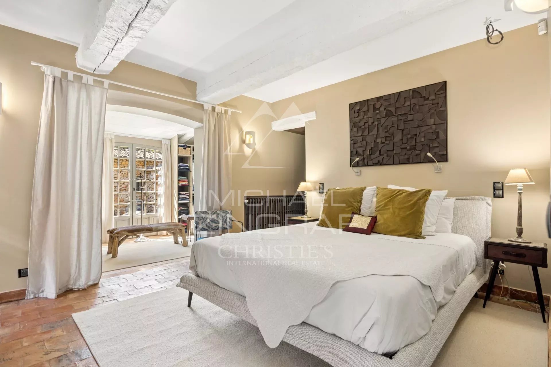 Chambre dans une propriété familiale à Mouans-Sartoux Chambre d'une propriété rénovée à Mouans-Sartoux avec lit double et décoration chaleureuse.