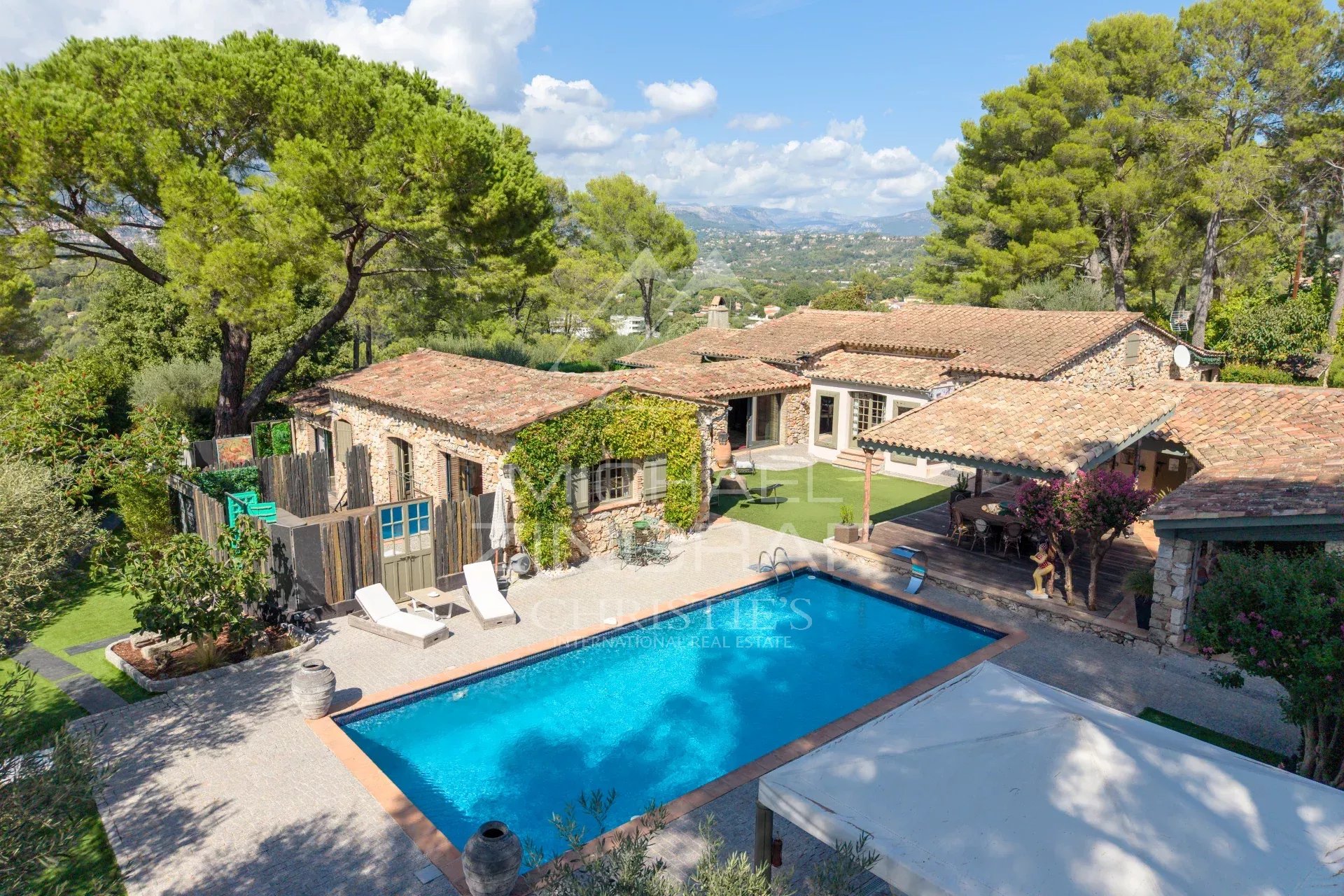 Propriété familiale à Mouans-Sartoux Vue aérienne d'une propriété rénovée avec piscine et dépendances à Mouans-Sartoux.