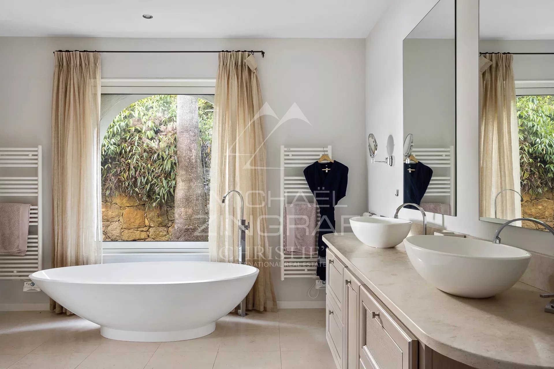 Salle de bain contemporaine Salle de bain moderne avec baignoire sur pied et double vasque, fenêtres avec vue sur la nature.