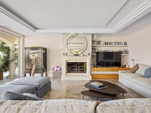 Intérieur d'un salon moderne avec canapé, table basse et télévision.