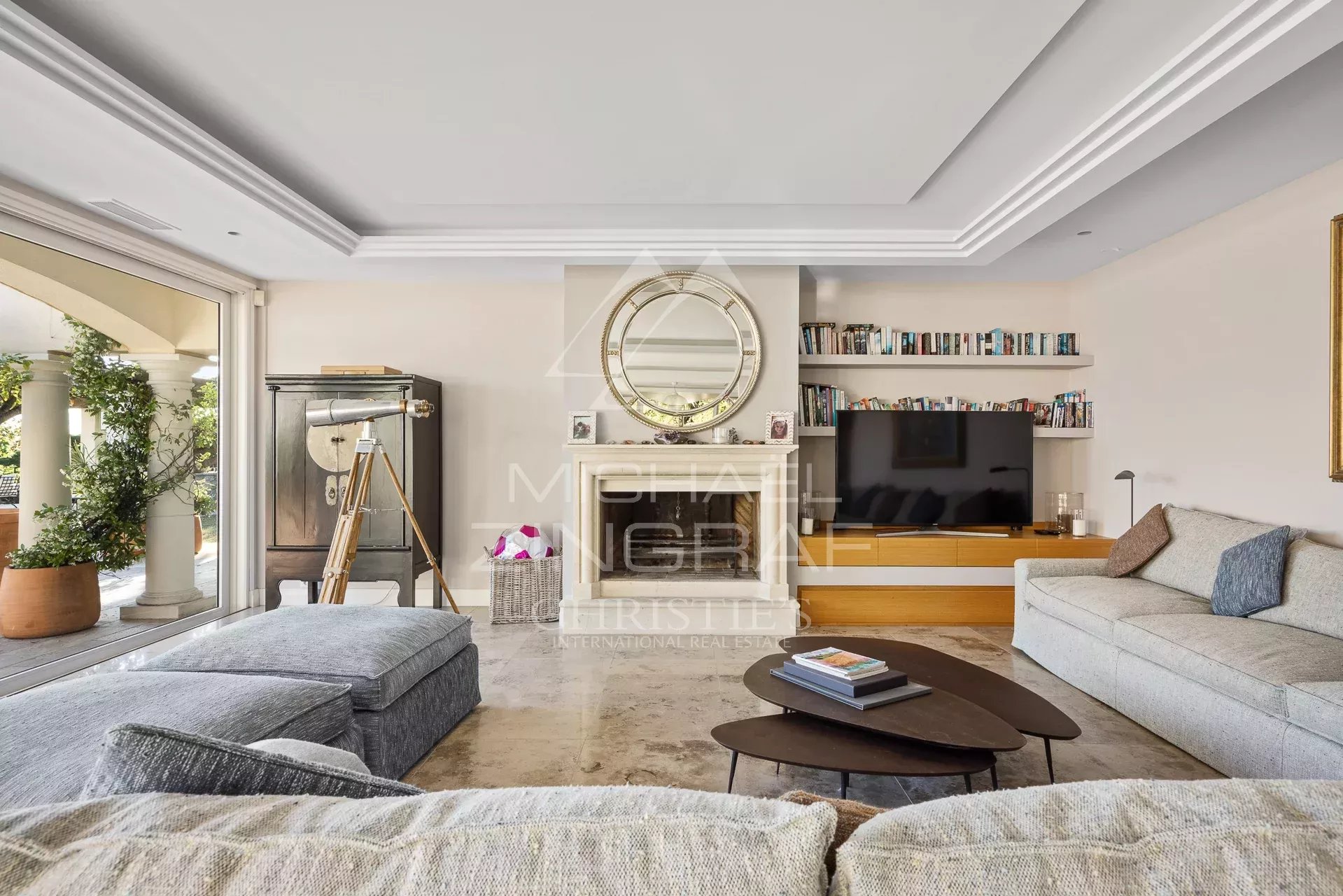 Salon moderne dans une propriété à Mouans-Sartoux Intérieur d'un salon moderne avec canapé, table basse et télévision.