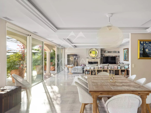 Intérieur d'une propriété familiale moderne avec salle à manger et salon lumineux.