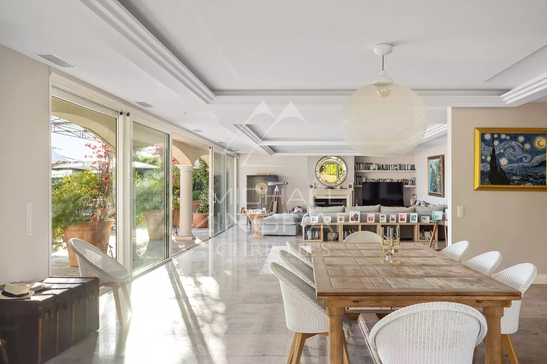 Intérieur d’une propriété à Mouans-Sartoux Intérieur d'une propriété familiale moderne avec salle à manger et salon lumineux.