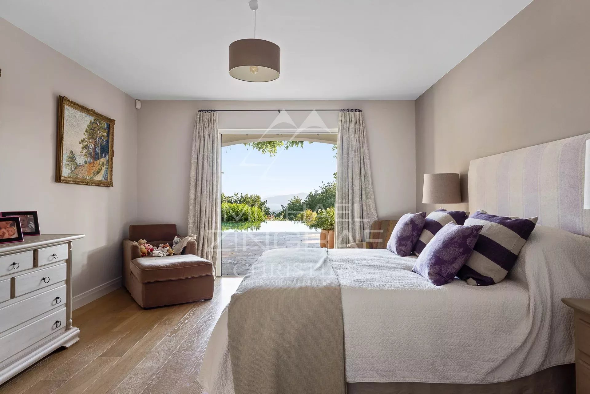 Chambre avec vue à Mouans-Sartoux Chambre d'une propriété familiale à Mouans-Sartoux avec vue sur les collines et la mer.