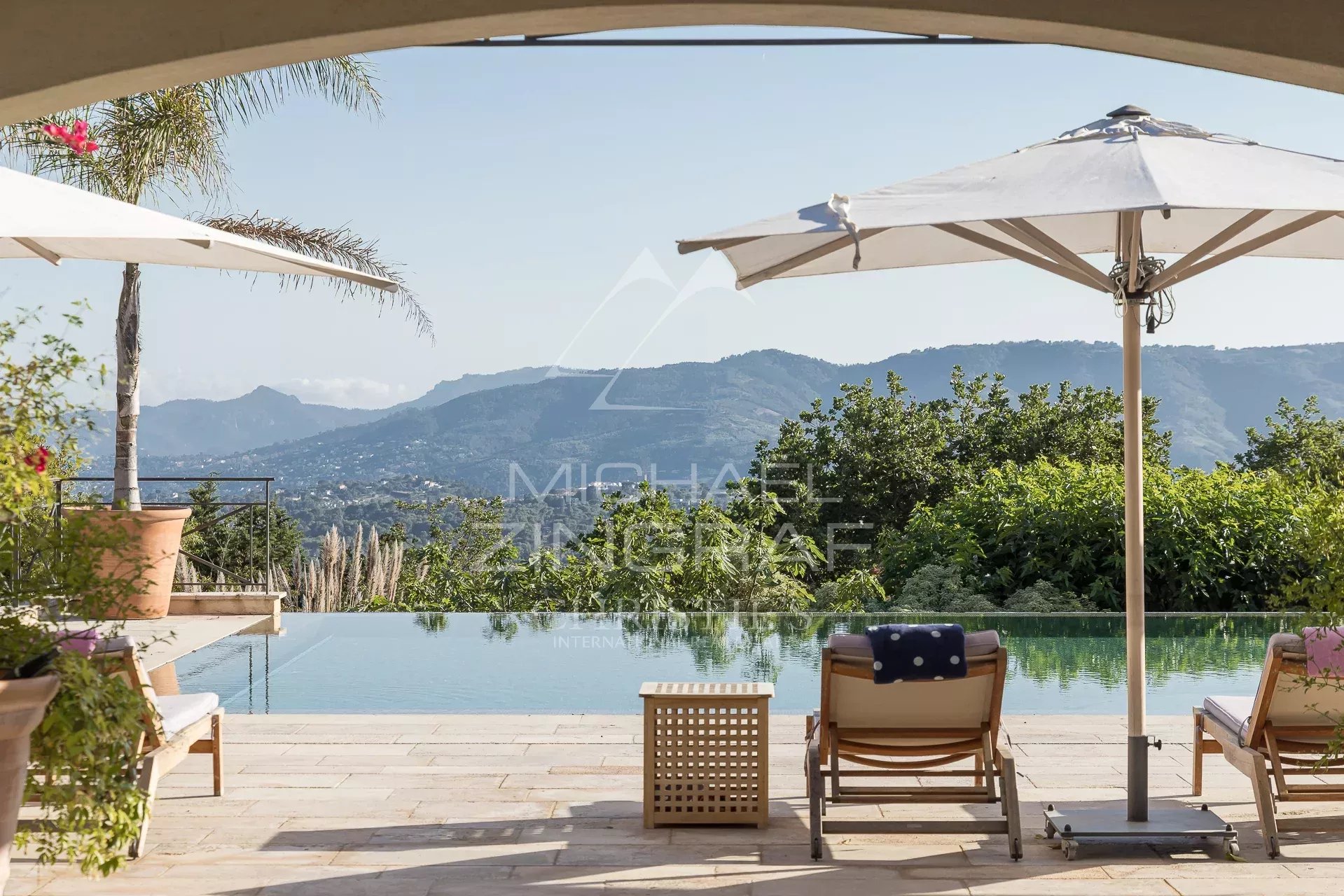 Propriété familiale à Mouans-Sartoux Vue dégagée sur les collines et la mer depuis une propriété avec piscine à Mouans-Sartoux.