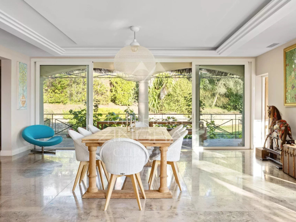 Intérieur d'une propriété familiale à Mouans-Sartoux avec vue sur la nature.