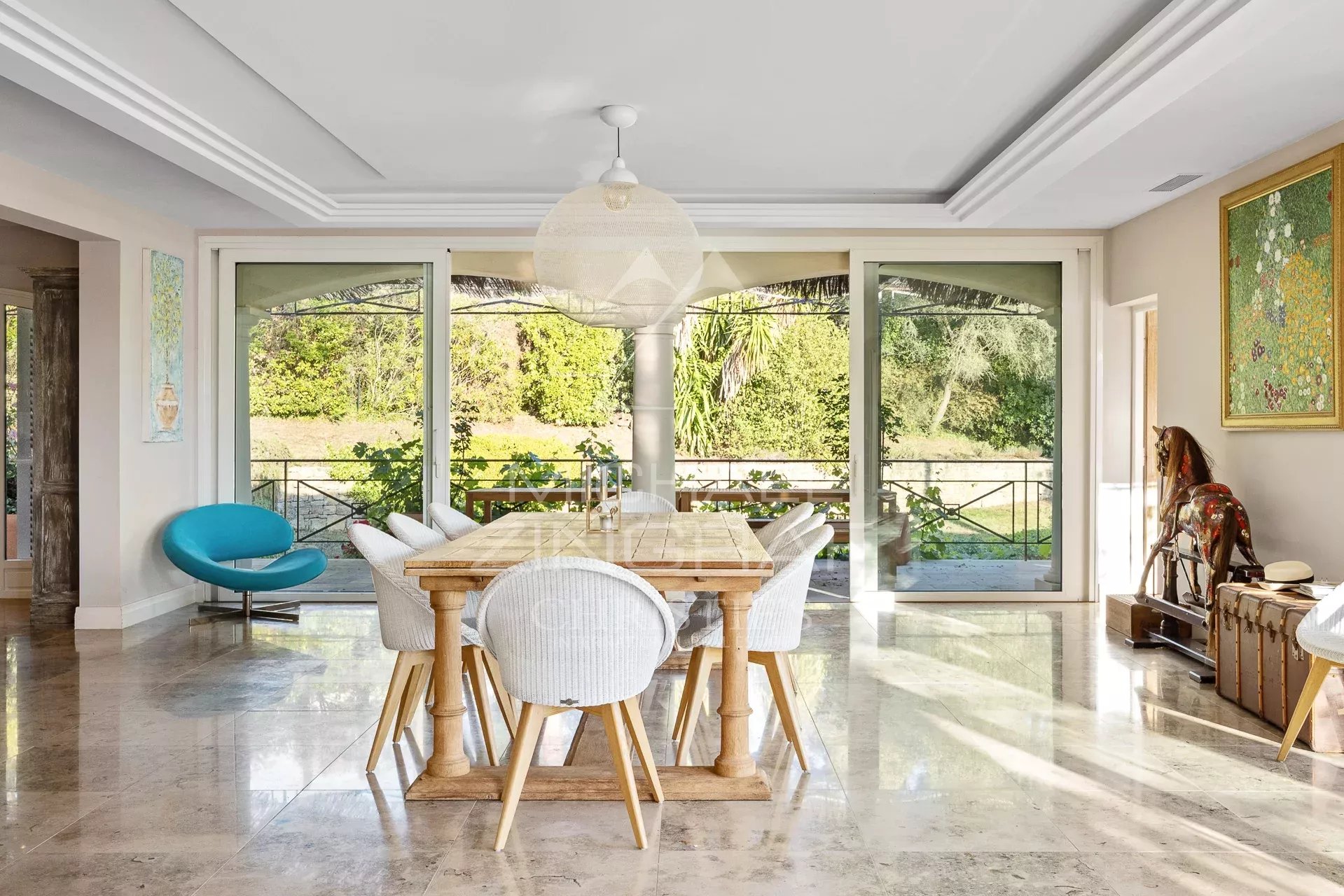 Intérieur d’une propriété à Mouans-Sartoux Intérieur d'une propriété familiale à Mouans-Sartoux avec vue sur la nature.