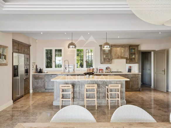 Cuisine spacieuse et moderne dans une propriété familiale à Mouans-Sartoux