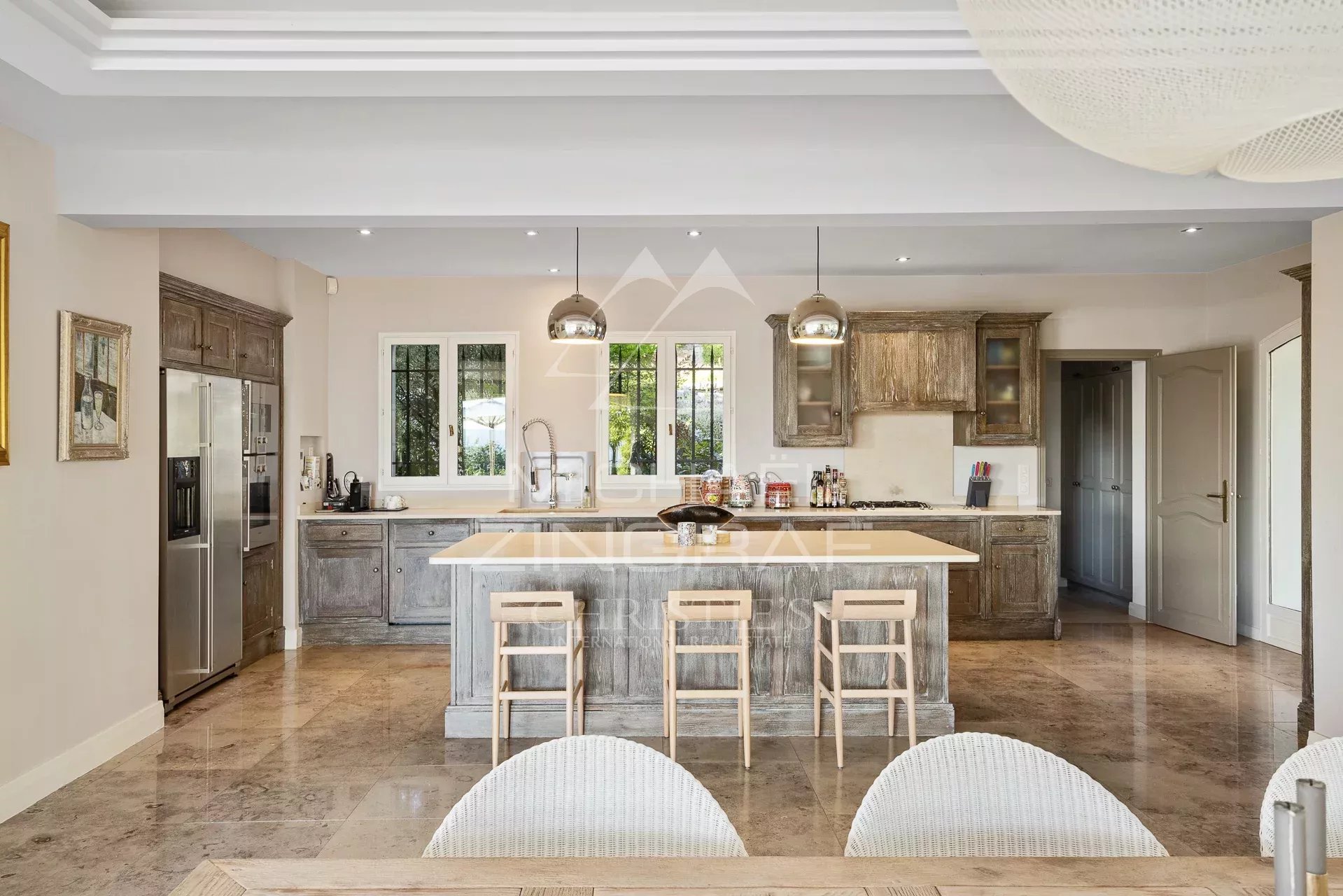 Cuisine d’une propriété à Mouans-Sartoux Cuisine spacieuse et moderne dans une propriété familiale à Mouans-Sartoux