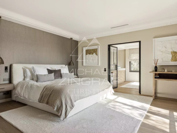 Chambre élégante et moderne avec lit king size et décoration sobre.