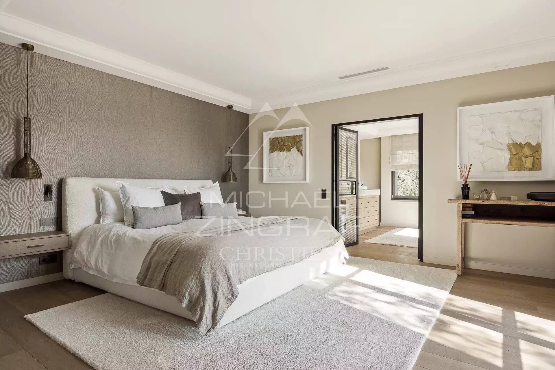 Chambre moderne dans une villa à Mougins Chambre élégante et moderne avec lit king size et décoration sobre.